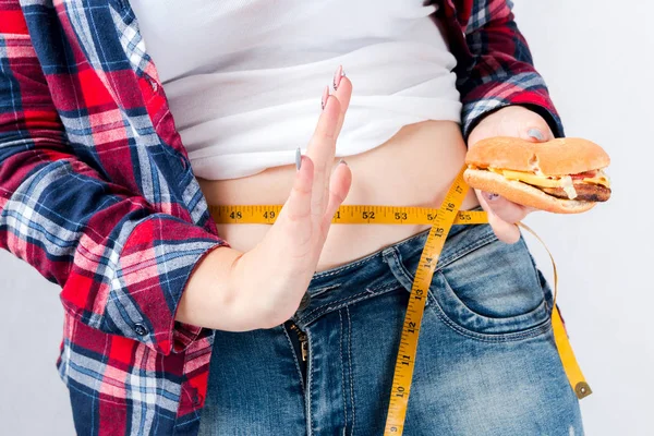 Unhealthy food fat woman concept, Hungry girl XXL dizer não ao mau — Fotografia de Stock