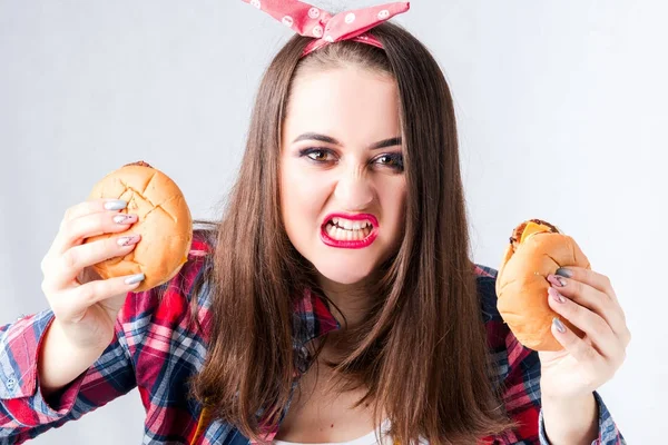 Nezdravé jídlo tlustá žena koncept, hladová dívka Xxl špatné jídlo, Angr — Stock fotografie