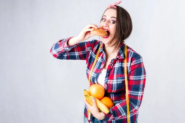 Unhealthy food fat woman concept, Hungry girl XXL comer comida ruim , — Fotografia de Stock