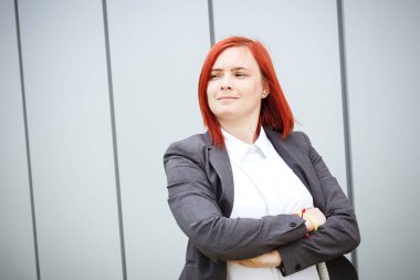 Memnun başarılı Kızıl saçlı kız patron, iş kadını bir SÜ