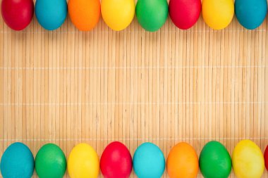 Pla ile tatil için ahşap masa üzerinde yumurta boyalı Paskalya kavramı