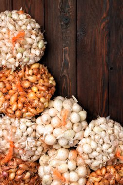 Sarı soğan, fidan, artan soğan çanta içinde kafes. Birçok gro