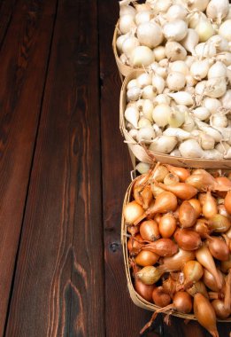 Sepet içinde sarı soğan, fide, artan soğan. Birçok büyüme