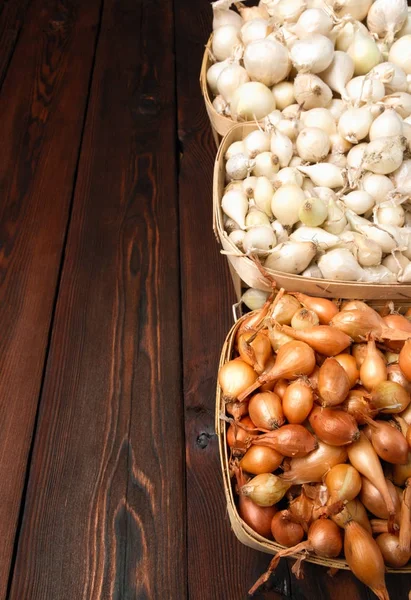 Sepet içinde sarı soğan, fide, artan soğan. Birçok büyüme