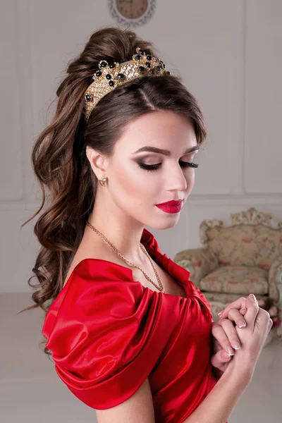 Elegante donna in abito rosso lungo in piedi in camera bianca. Copia spa — Foto Stock