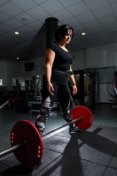 Donna plus size in palestra facendo esercizi con powerlift bilanciere, f — Foto Stock