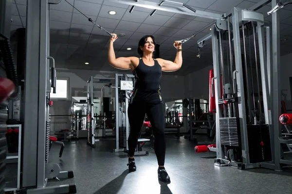 Nő plusz méretű edzőteremben csinál él képzés berendezés, — Stock Fotó