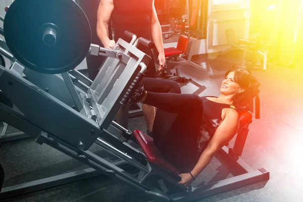 Mujer más tamaño en el gimnasio haciendo ejercicios con aparato de entrenamiento , —  Fotos de Stock
