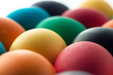 TABA ile tatil için yumurta beyaz masada boyalı Paskalya kavramı