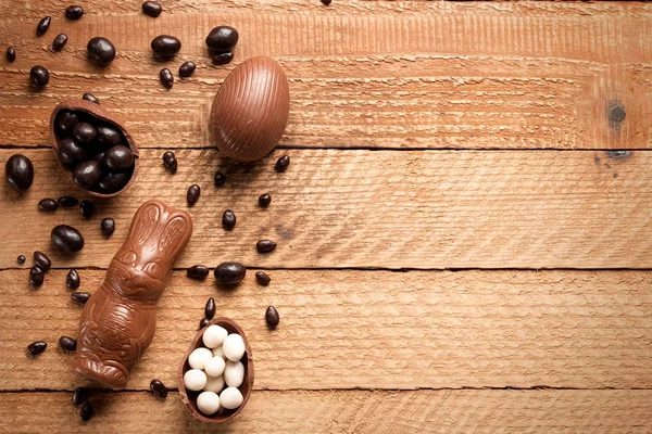 Paskalya kavramı yumurta boyalı ve çikolata, şekerleme, damla, candys