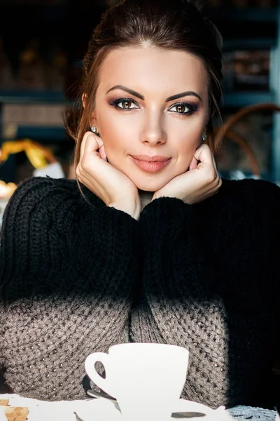 Hübsche süße Mädchen im Pullover, Nahaufnahme Porträt schöne Frau in — Stockfoto