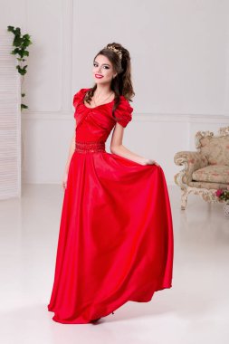 Zarif kadın beyaz odada uzun Kırmızı elbiseli. Kopya spa