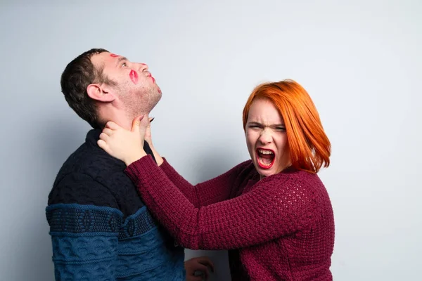 Девушка дерется с мужчиной. Положила ноги на лицо. Парень под каблуком. Парень под каблуком. Каратэ женщины ногами.