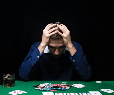 Adam poker oynuyor. Duygusal başarısız bir oyun, kart için oyun bitti