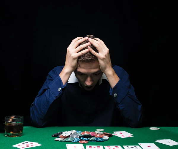 Adam poker oynuyor. Duygusal başarısız bir oyun, kart için oyun bitti