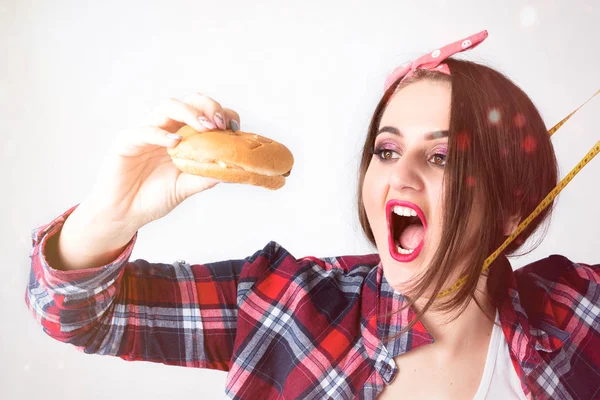 Nezdravé jídlo tlustá žena koncept, hladová dívka Xxl přání špatné jídlo, — Stock fotografie