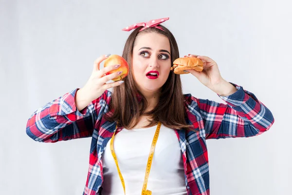 Alimento malsano concepto de mujer gorda, chica XXL entre saludable y b — Foto de Stock