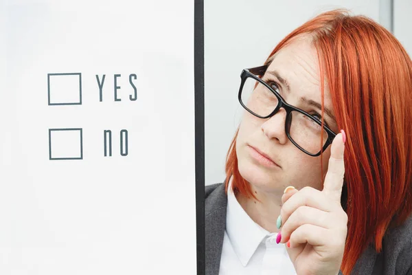 Business politics concept of choice and voting. Woman in suit an — Stock Photo, Image