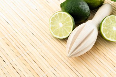 Sağlıklı gıda ve vitaminler: ahşap meyve sıkacağı ve l ile taze limon