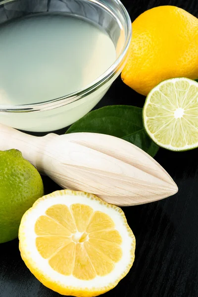 Healthy food and vitamins: a wooden juicer and fresh lemon and l — Stock Photo, Image