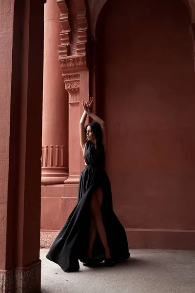 거리, fem에 세련 된 블랙 드레스를 입고 세련 되 고 고급 스러운 여자 — 스톡 사진
