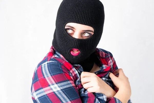 Sexy Banditenmädchen, fettes Model in Sturmhaube, Frau plus Size in Shi — Stockfoto