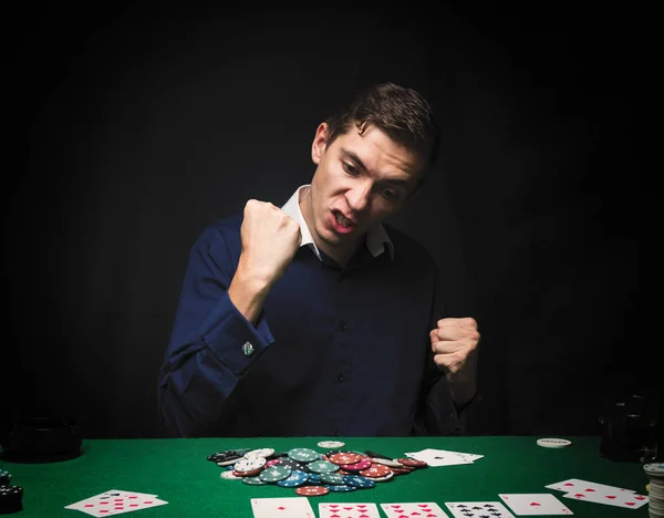 Adam poker oynuyor. Duygusal kart oyuncu kazanmak oyun, adam ve