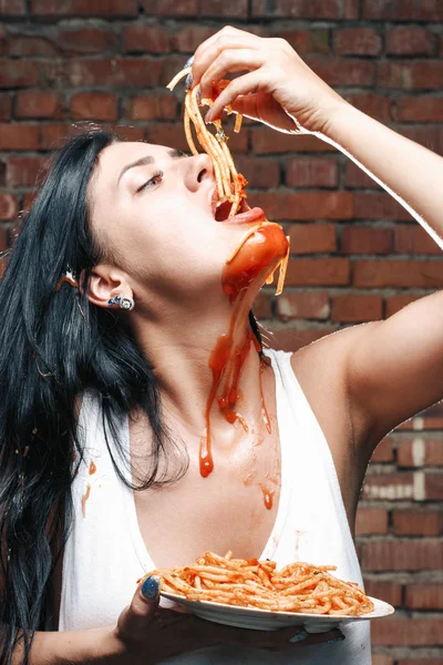 Sexy verleidelijke meisje in wit T-shirt met plaat van pasta en ket — Stockfoto