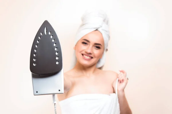 Seksi genç neşeli güzel kadın beyaz b giyen duş sonra