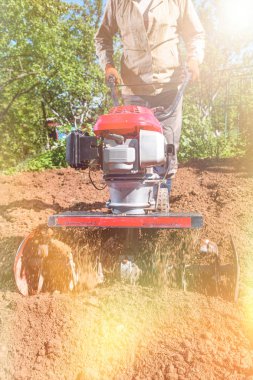 Çiftçi santrali için hazırlanıyor bir Kültüvatör ile arazi pulluklar