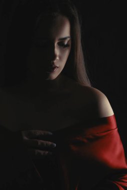 Karanlıkta süper makyaj bu güzel hanımla. kozmetik için dudak, göz