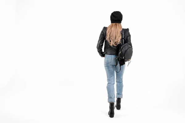 Sexy Hipster Frau in Jacke, Jeans stehen auf weißem Hintergrund — Stockfoto