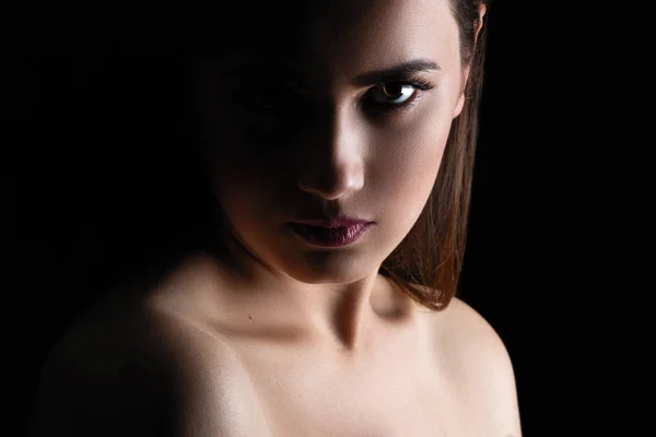 Красивая дама с супер макияж в темноте. косметика для губ, глаз — стоковое фото