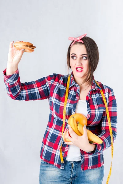 Ungesund essen fettes frauenkonzept, hungriges mädchen xxl wünsche schlechtes essen, — Stockfoto