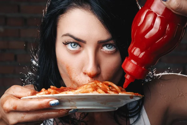 Sexy verführerisches Mädchen im weißen T-Shirt mit Teller Pasta und Tee — Stockfoto