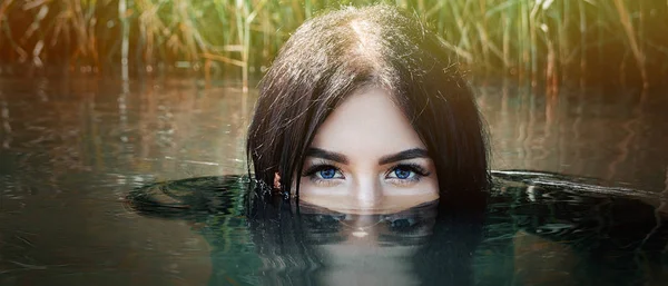 Bir seksi kadın veya kız, sadece gözleri v su içerisinde yüzen