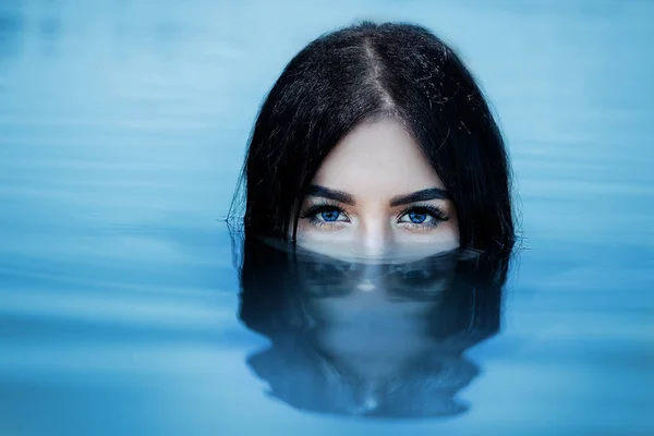 A sexy woman or girl, floating in the water, only the eyes are v — Stock Photo, Image