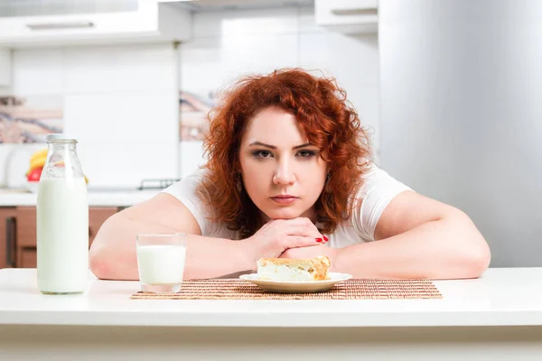 Plus size girl gierig frisst süßen Kuchen. hungrige Fett Modell sitzen bei th — Stockfoto