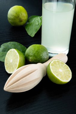 Sağlıklı gıda ve vitaminler: ahşap meyve sıkacağı ve yeşil limon 