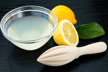 Sağlıklı gıda ve vitaminler: ahşap meyve sıkacağı ve taze limon ile 
