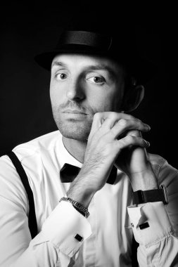 Şık erkek takım elbise ve şapka. Ciddi adam mafya. Milyoner çete