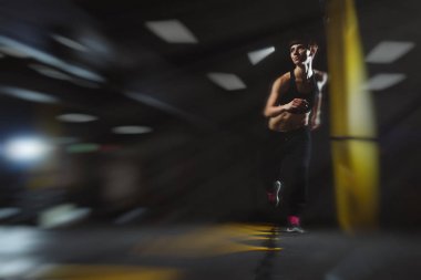 karanlık salonda, sportif kadın s spor salonunda egzersizleri yapıyor fitness kız