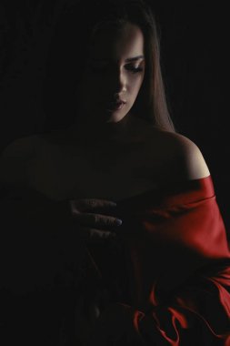 Karanlıkta süper makyaj bu güzel hanımla. kozmetik için dudak, göz