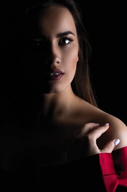 Karanlıkta süper makyaj bu güzel hanımla. kozmetik için dudak, göz