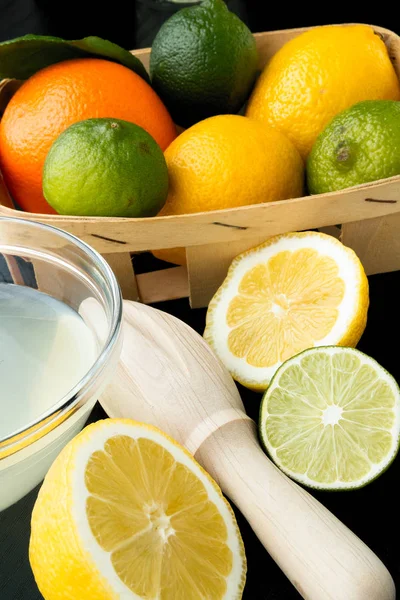 Healthy food and vitamins: a wooden juicer and fresh lemon and l — Stock Photo, Image