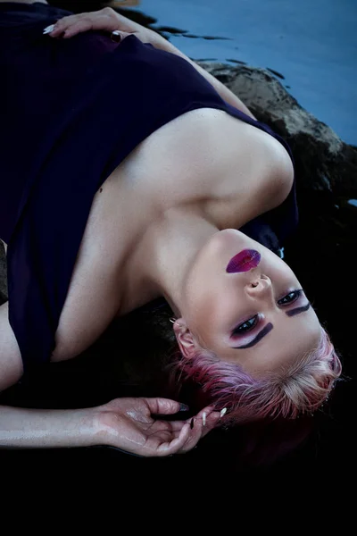 Vytoužené sexy dívka v purpurové šaty a krásné líčení, pas — Stock fotografie