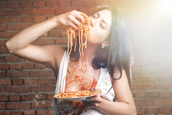 Sexy chica seductora en camiseta blanca con plato de pasta y ket — Foto de Stock