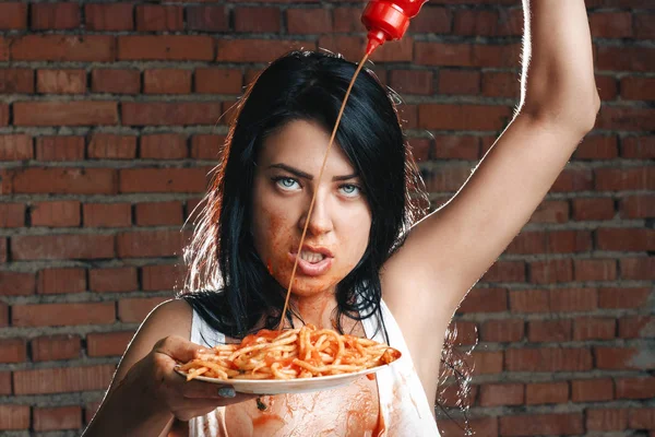 Sexy verleidelijke meisje in wit T-shirt met plaat van pasta en ket — Stockfoto