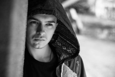 Oldukça ciddi genç adam sokakta. Rahat yaşam tarzı kıyafetler