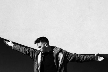 Oldukça ciddi genç adam sokakta. Rahat yaşam tarzı kıyafetler